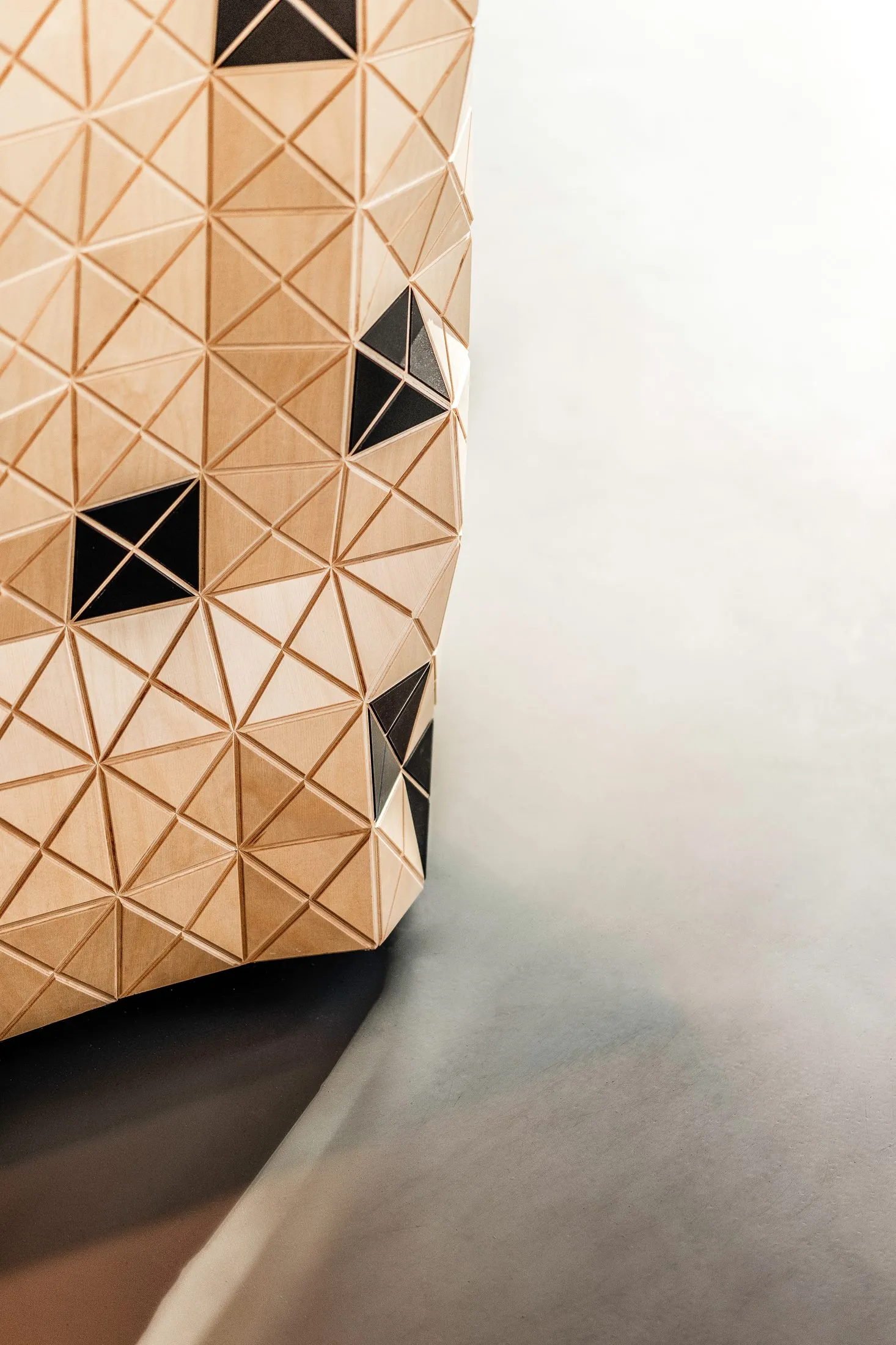 Détail du claustra en bois clair à motif triangulaire qui habille le comptoir