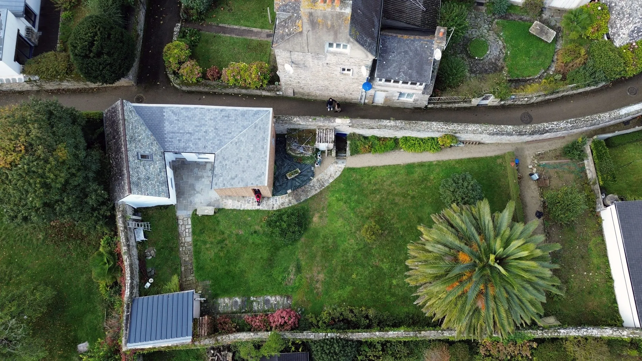 Vue aérienne de la maison de pêcheur et de son jardin, en bord de côte