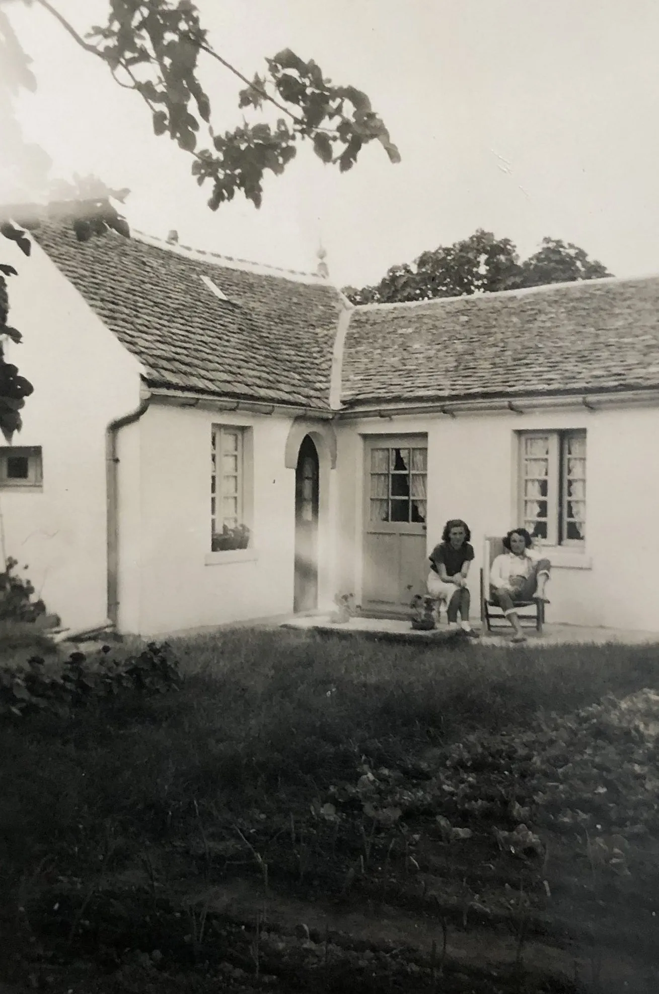 Photographie ancienne en noir et blanc de la maison et de ses habitants