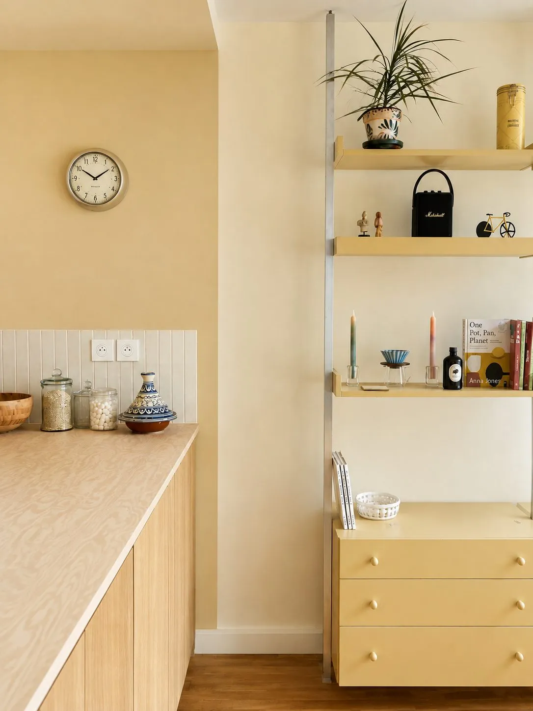 Étagères ouvertes et plan de travail en bois, rangements jaune pastel